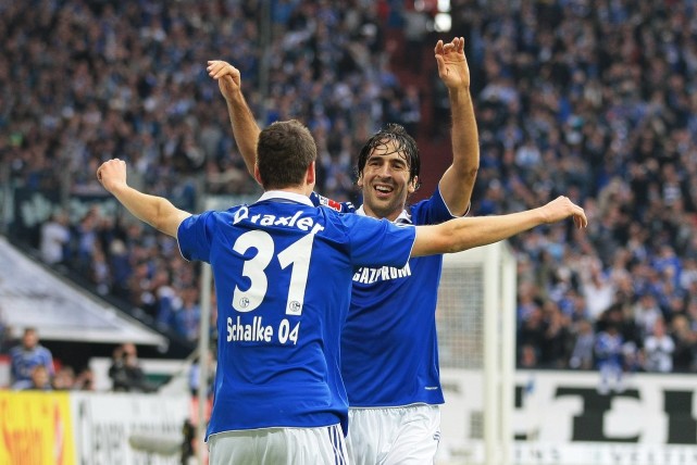 人不断前行 人不断前行