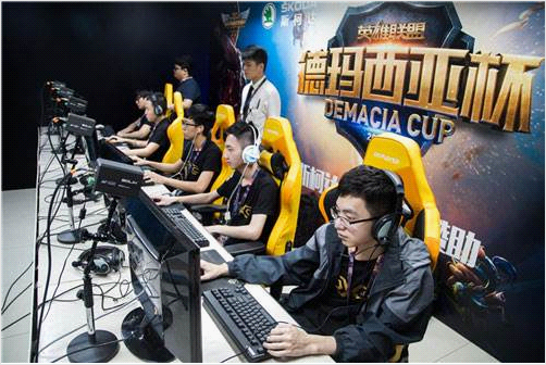 間展現了驚 間展現了驚